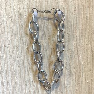 pretty, silver large clasped chain necklace! 🤍
